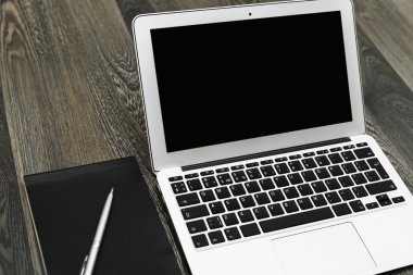 Ahşap masa üstünde laptop