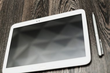 Dijital tablet üzerinde çalışma masası