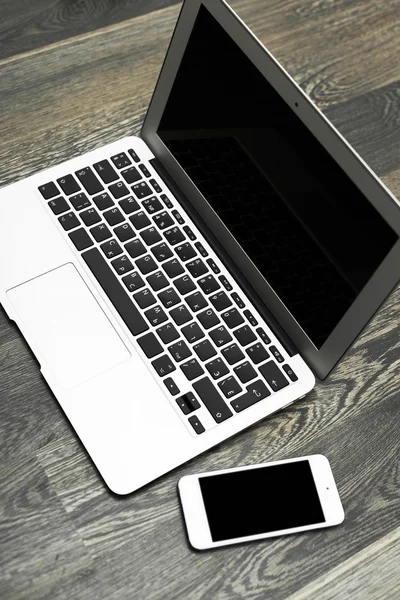 Ahşap masa üstünde laptop