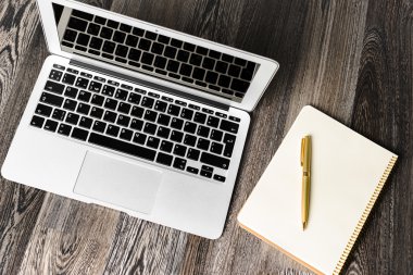 Ahşap masa üstünde laptop