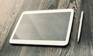Dijital tablet üzerinde çalışma masası