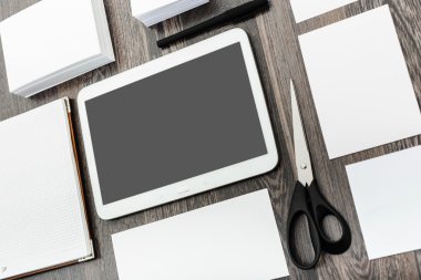 Dijital tablet üzerinde çalışma masası