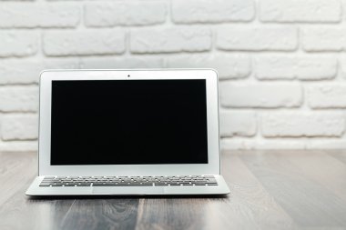 Ahşap masa üstünde laptop