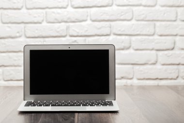 Ahşap masa üstünde laptop