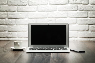 Ahşap masa üstünde laptop
