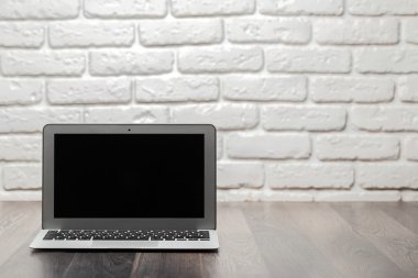 Ahşap masa üstünde laptop