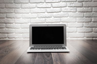 Ahşap masa üstünde laptop