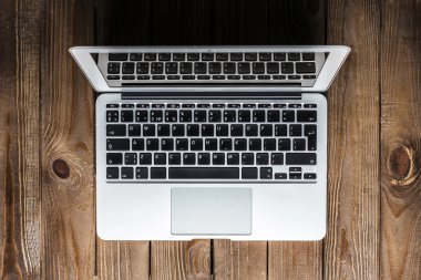 Ahşap masa üstünde laptop