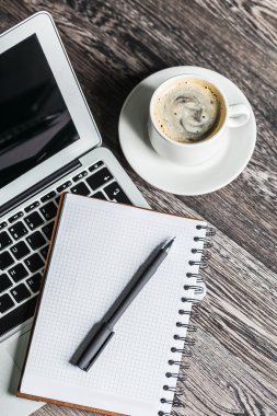 Ahşap masa üstünde laptop