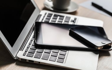 Ahşap masa üstünde laptop