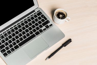 Ahşap masa üstünde laptop