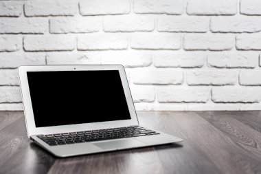 Ahşap masa üstünde laptop