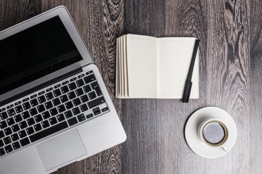 Ahşap masa üstünde laptop