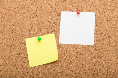 Boş yapışkan notlar ile ahşap tahta