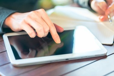 kafede dijital tablet kullanarak işçisi kadın ofis