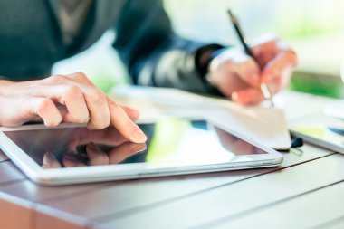 kafede dijital tablet kullanarak işçisi kadın ofis