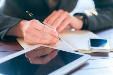 kafede dijital tablet kullanarak işçisi kadın ofis