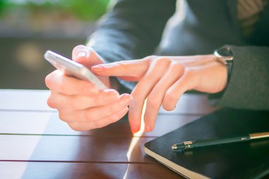 kafede dijital tablet kullanarak işçisi kadın ofis