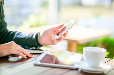 kafede dijital tablet kullanarak işçisi kadın ofis