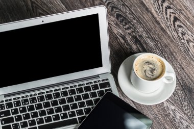 Ahşap masa üstünde laptop