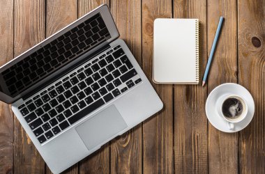 Ahşap masa üstünde laptop