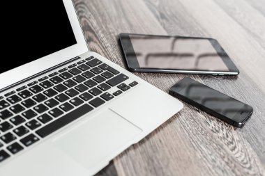 Ahşap masa üstünde laptop