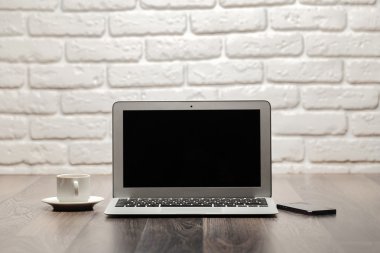 Ahşap masa üstünde laptop