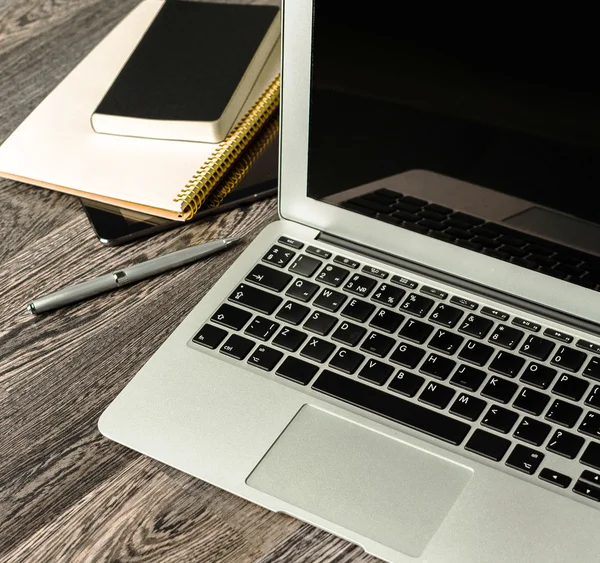 Laptop na mesa de madeira — Fotografia de Stock