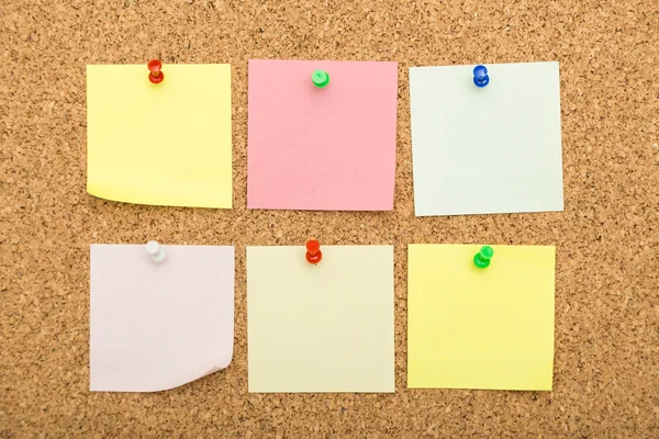 Houten bord met lege sticky notes — Stockfoto