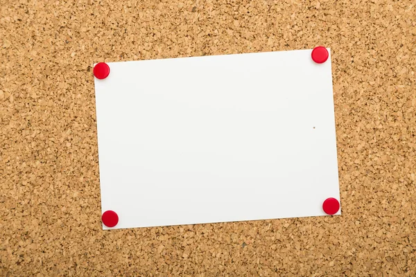 Placa de madeira com notas adesivas em branco — Fotografia de Stock