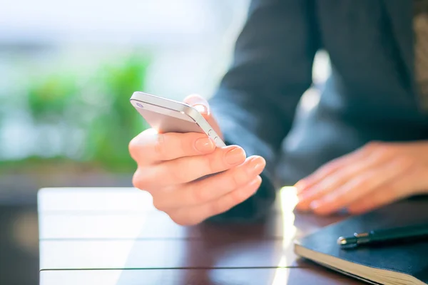 Büroangestellte nutzt digitales Tablet im Café — Stockfoto