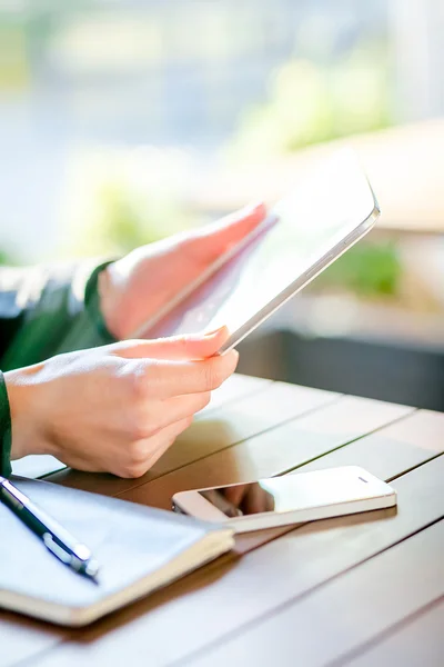 Travailleuse de bureau utilisant une tablette numérique dans un café — Photo