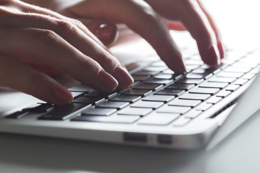 dizüstü bilgisayar yazmaya ile eller