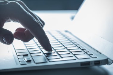 dizüstü bilgisayar yazmaya ile eller