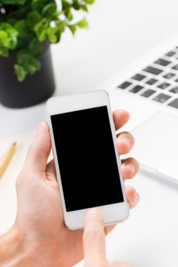 Cep telefonu kullanan kişi