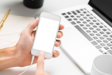 Cep telefonu kullanan kişi