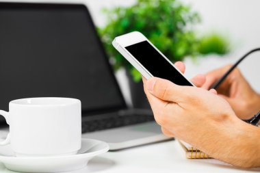 Cep telefonu kullanan kişi