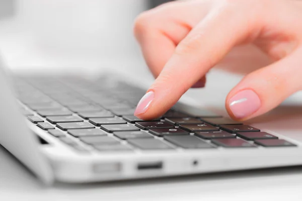 Hands with laptop — Stock Photo, Image