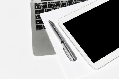 Dijital tablet, defter üzerinde çalışma masası