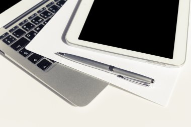 Dijital tablet, defter üzerinde çalışma masası