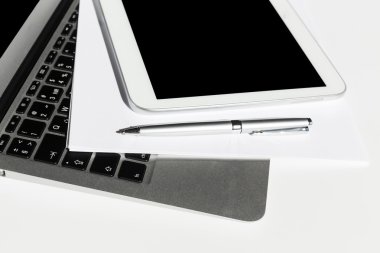 Dijital tablet, defter üzerinde çalışma masası