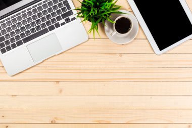 Ofis ahşap masaları tablet, not defteri, bilgisayar ve kahve Kupası