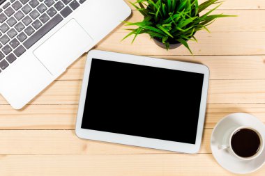 Ofis ahşap masaları tablet, not defteri, bilgisayar ve kahve Kupası