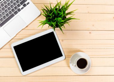 Ofis ahşap masaları tablet, not defteri, bilgisayar ve kahve Kupası