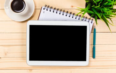 Ofis ahşap masaları tablet, not defteri, bilgisayar ve kahve Kupası