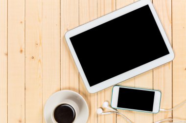 Ofis ahşap masaları tablet, not defteri, bilgisayar ve kahve Kupası