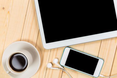 Ofis ahşap masaları tablet, not defteri, bilgisayar ve kahve Kupası