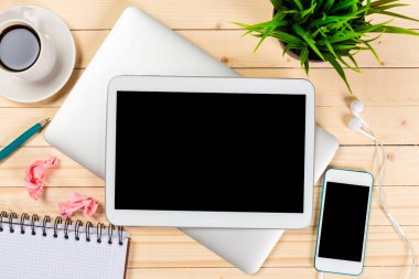 Ofis ahşap masaları tablet, not defteri, bilgisayar ve kahve Kupası