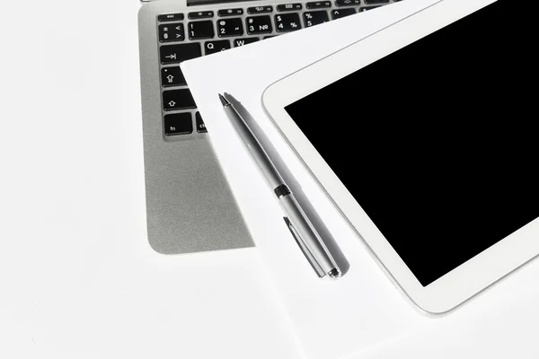 デジタル タブレット、仕事机の上のノート — ストック写真