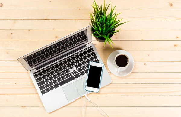 Tableta, bloc de notas, computadora y taza de café en la mesa de madera de la oficina — Foto de Stock